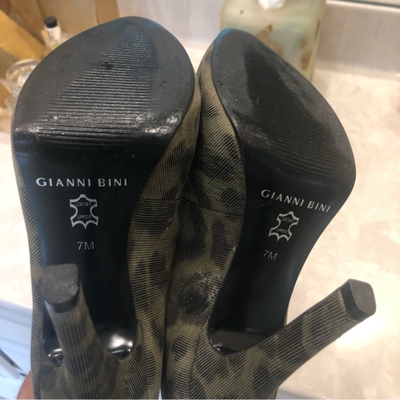 Gianni Bini Pumps, army green faint leopard print fabric, platform, Size 7 - Picture 14 of 16